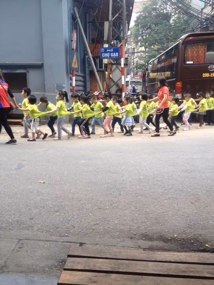 Bên cạnh đó, một số bạn cũng cho rằng ý thức đi đứng, xếp hàng ngay ngắn của các bé rất đáng để người lớn học tập bởi văn hóa xếp hàng của người Việt Nam đã từng bị nói rất nhiều trong thời gian qua.