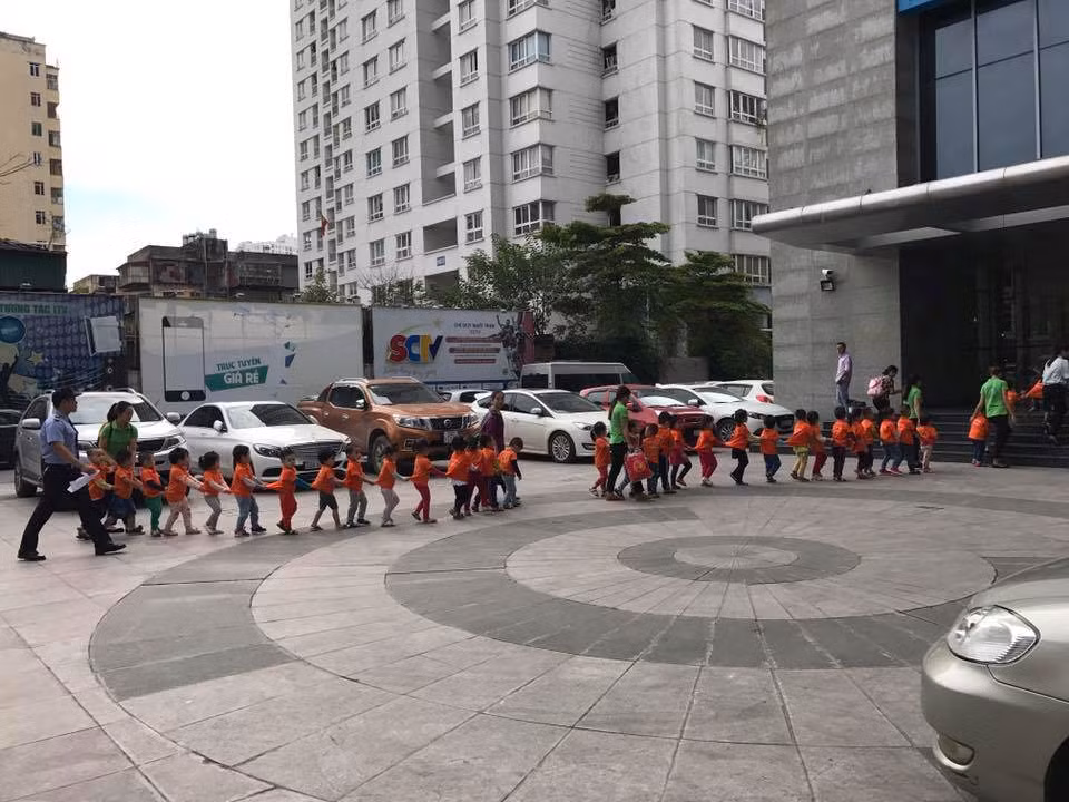 Ngắm nhìn những hình ảnh này, nhiều thành viên bồi hồi tưởng nhớ: "Hình này làm mình nhớ hồi đi học mẫu giáo quá. Đến giờ trưa ai cũng tự xúc cơm ăn, đến giờ đi ngủ thì mấy chục đứa xếp thành hàng dài, chiều dậy thì tráng miệng bằng sữa đậu nành hay miếng dưa hấu quá. Một thời rong chơi, giờ lớn thế này bon chen xã hội thật mệt mỏi".