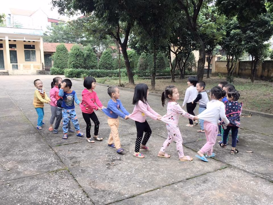 Có thể nói, dù sinh sống ở môi trường nào, thành phố hay nông thôn đa số chúng ta đều có chung một phần ký ức về hành động này. Đó có thể là trò chơi truyền thống đơn giản để cô giáo "dắt" mỗi dịp đi chơi hay sang đường.