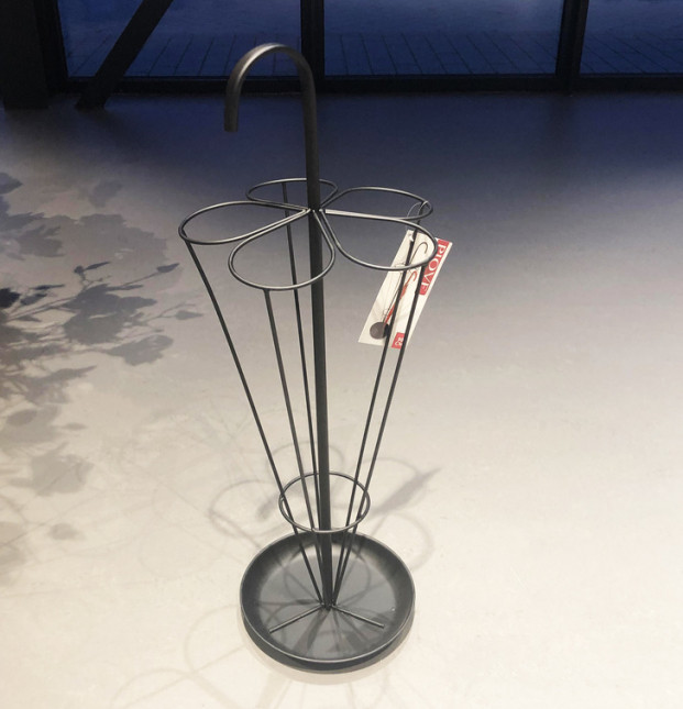 15. Giá cất ô có hình chiếc ô