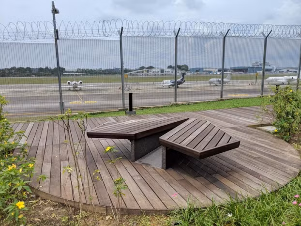 4. Chiếc ghế hình máy bay giấy