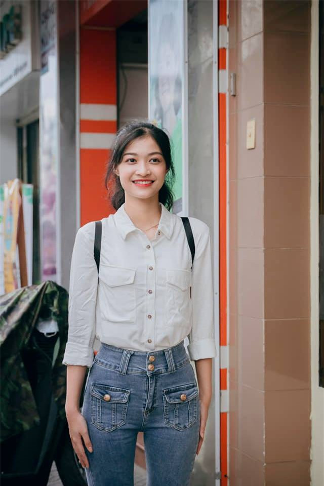 Trên trang cá nhân, Kiều Loan chia sẻ nhiều khoảnh khắc trong cuộc sống thường ngày. Khác với hình ảnh kiêu sa, lộng lẫy trên sân khấu, ngoài đời á hậu ít trang điểm và chuộng phong cách thời trang trẻ trung.