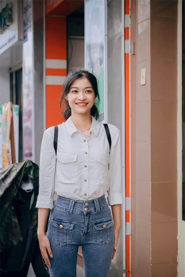 Trên trang cá nhân, Kiều Loan chia sẻ nhiều khoảnh khắc trong cuộc sống thường ngày. Khác với hình ảnh kiêu sa, lộng lẫy trên sân khấu, ngoài đời á hậu ít trang điểm và chuộng phong cách thời trang trẻ trung.