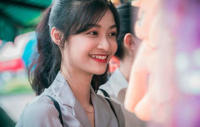 Kiều Loan ưa chuộng phong cách thanh lịch, nữ tính. Nhiều người nhận xét cô có nụ cười khá duyên và đôi mắt cười khả ái.