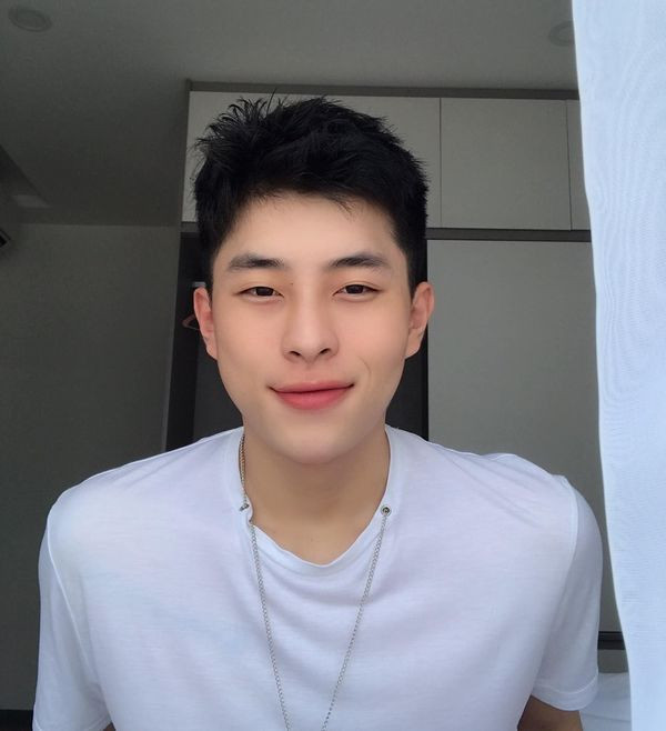 Mới đây, trên group "săn tìm" trai đẹp của Facebook, một chàng trai Bạc Liêu sở hữu ngoại hình chuẩn soái ca ngôn tình Trung Quốc đã làm ”náo loạn” mạng xã hội.