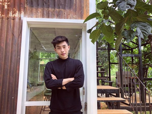 Ngoại hình đẹp, với chiếc mũi cao, đôi mắt đen và nụ cười dễ gây thiện cảm nên chỉ cần một tấm ảnh nhỏ thôi Lý Dương đã nổi bật trên MXH.