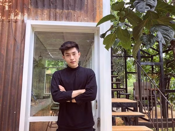 Ngoại hình đẹp, với chiếc mũi cao, đôi mắt đen và nụ cười dễ gây thiện cảm nên chỉ cần một tấm ảnh nhỏ thôi Lý Dương đã nổi bật trên MXH.