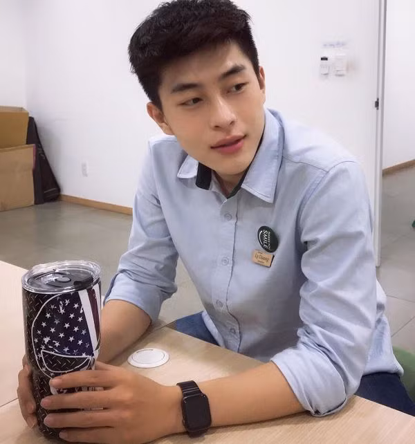 Ngay sau khi những tấm hình được đăng tải, CĐM đã tìm ra thông tin về chàng trai từ Bạc Liêu đó là Lý Dương, sinh năm 1995. Hiện anh chàng này đang sinh sống và làm việc tại Sài Gòn. Bên cạnh công việc kinh doanh online thì 9X còn đang là một nhân viên của một công ty mỹ phẩm tại Việt Nam.