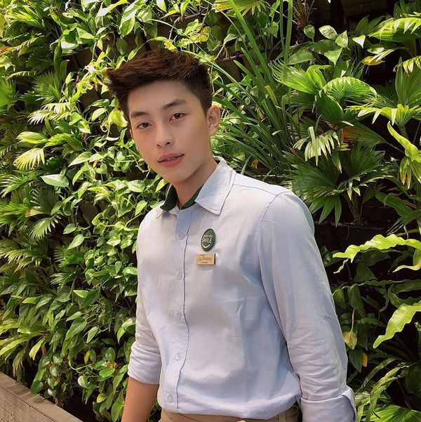 Lý Dương tự nhận xét mình chỉ ưa nhìn chứ không đẹp trai, 9X cũng ngạc nhiên khi CĐM lan truyền những hình ảnh về mình nhưng anh chàng vẫn khiêm tốn nhận định rằng chắc trông mình giống diễn viên Trung Quốc nào đó nên "vô tình" được các bạn thích thú.