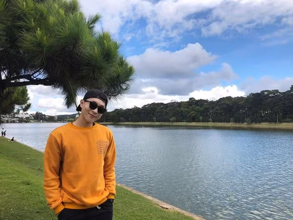 Chia sẻ về vấn đề của mình, chàng trai Bạc Liêu nói: "Mình là một người nhút nhát, rất khó mở lòng với những người xung quanh. Nhưng khi đã quen thân rồi thì ai cũng nhận xét mình hơi… điên!".