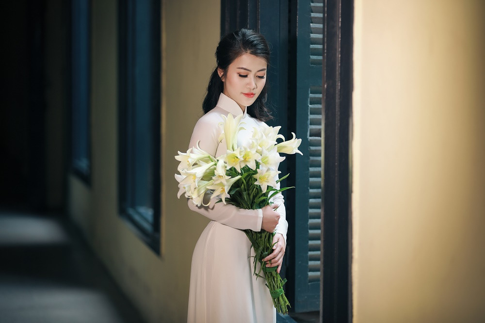 Ngoại hình trẻ trung hơn so với tuổi thật giúp bà mẹ một con Thu Phương tự tin khoe vẻ đẹp ngọt ngào, quyến rũ bên những cành loa kèn trắng muốt đang đua nhau khoe sắc.