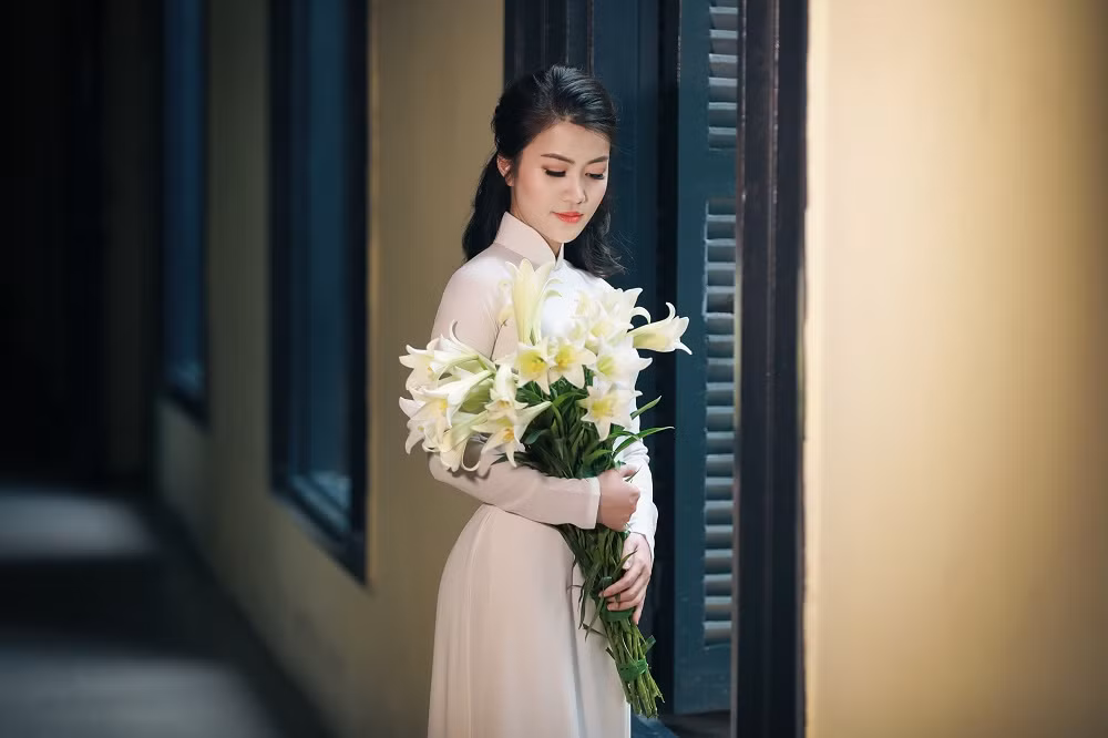 Ngoại hình trẻ trung hơn so với tuổi thật giúp bà mẹ một con Thu Phương tự tin khoe vẻ đẹp ngọt ngào, quyến rũ bên những cành loa kèn trắng muốt đang đua nhau khoe sắc.