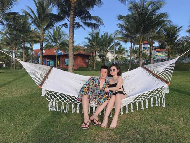 Thùy Dương đã "say nắng" Huy Hùng ngay từ lần đầu tiên đó. Cô thường xuyên tâm sự chuyện tình cảm của mình cho cô bạn thân mà không ngờ rằng đó là người quen của nam cầu thủ.