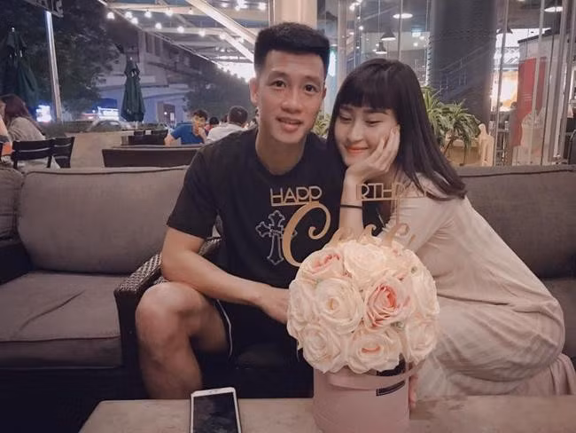 Cụ thể trong phim, bạn gái cầu thủ Huy Hùng xuất hiện trong vai một cô công nhân ăn trộm đồ của công ty.