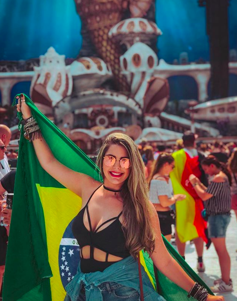 Đại nhạc hội điện tử này không chỉ mang đến những bữa tiệc hoành tráng, âm nhạc sôi động mà đây còn là nơi quy tụ các bóng hồng xinh đẹp.