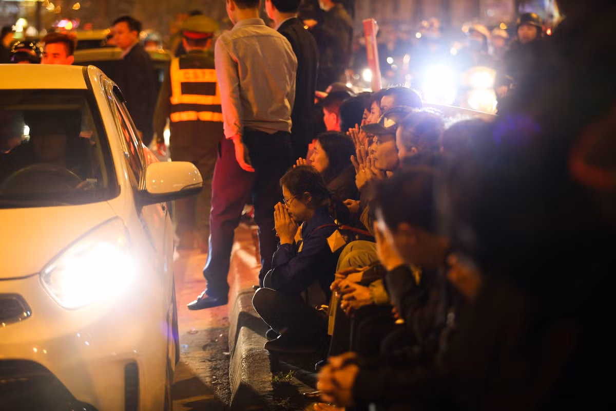 Công an địa phương phải tạo thành dải phân cách sống để đảm bảo an toàn cho người làm lễ và phân luồng giao thông.