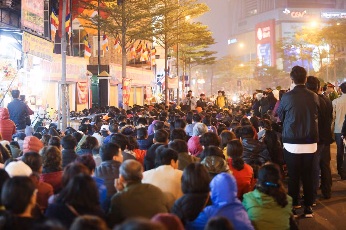 Đến hẹn lại lên, cứ mỗi dịp cúng sao giải hạn, người dân Thủ đô lại ùn ùn kéo nhau tới chùa Phúc Khánh làm lễ.