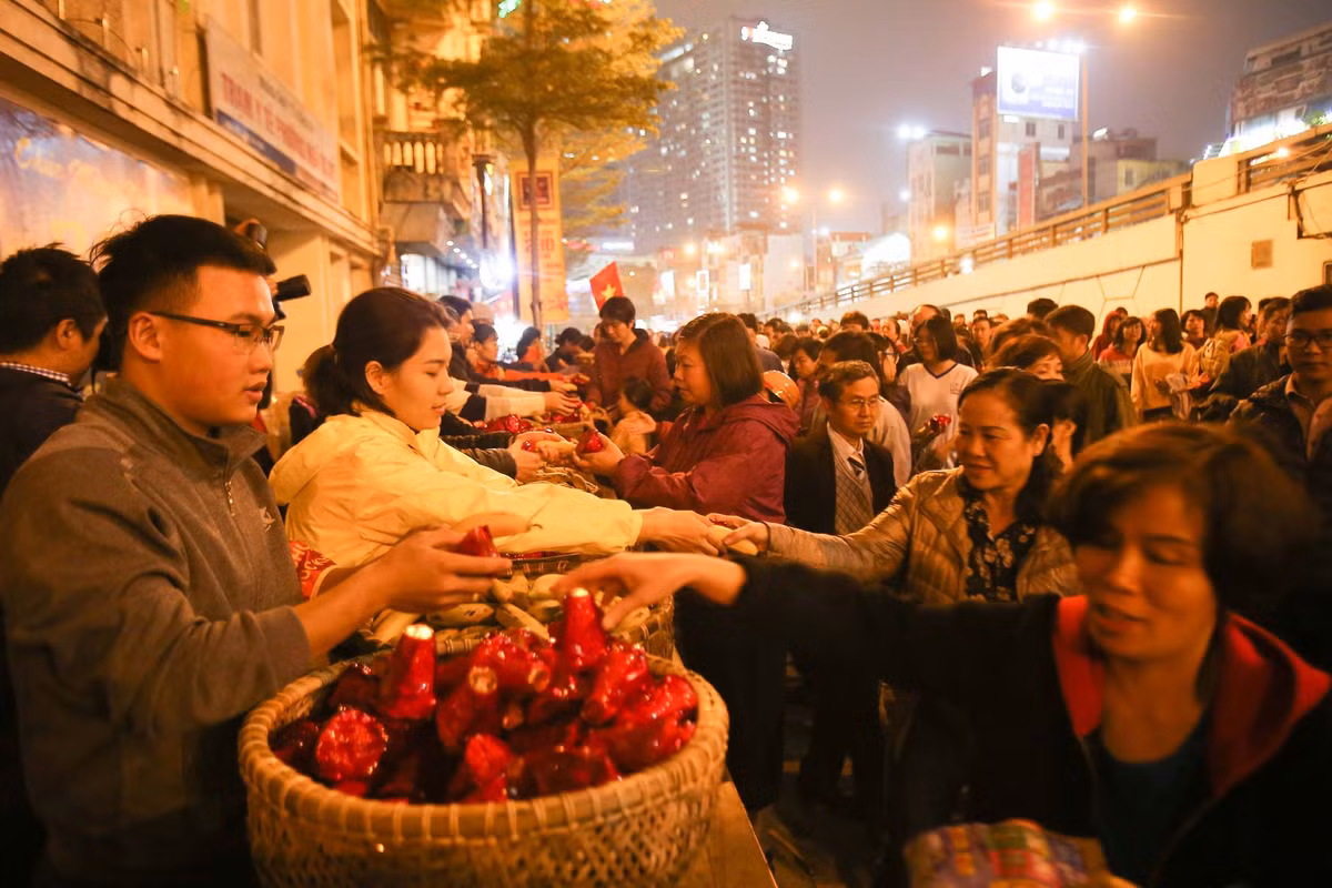 Mọi người chen nhau lấy lộc nhà chùa.