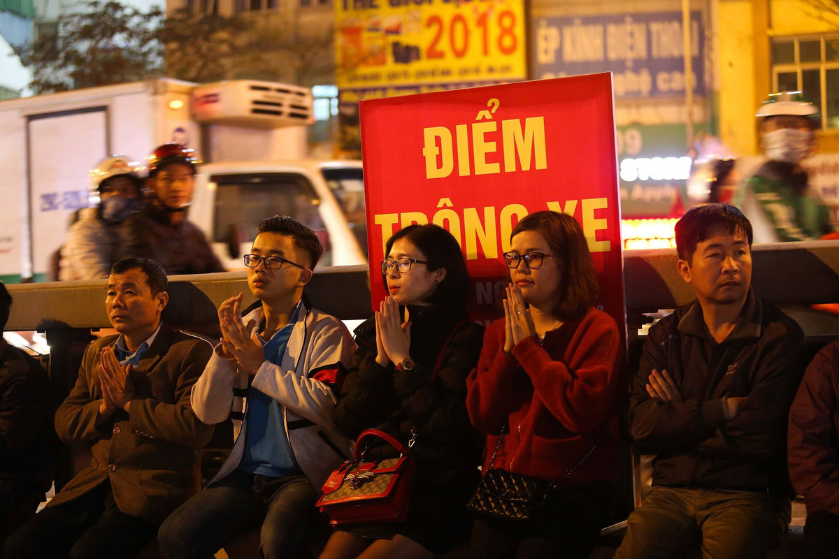 Số ít người đến muộn không vào được trong phải ngồi bên vệ cầu vượt Ngã Tư Sở vái vọng.