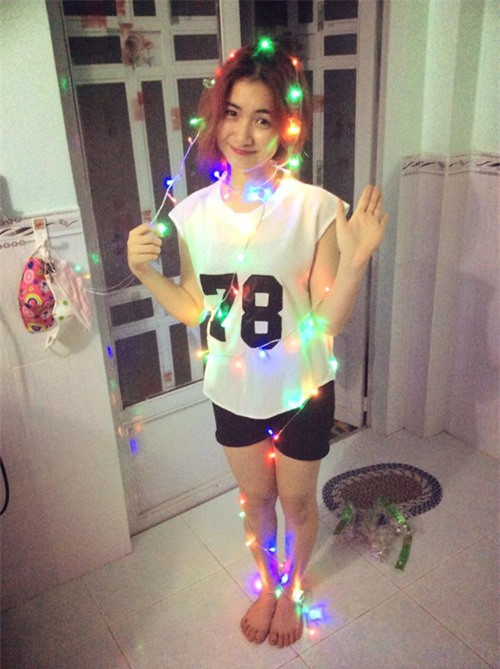 Quá đáng hơn cô ca sĩ 9X này còn quấy dây đèn phát sáng quanh người và nếu chỉ sơ sểnh một chút là tai nạn lúc nào cũng có thể ập đến với cô.