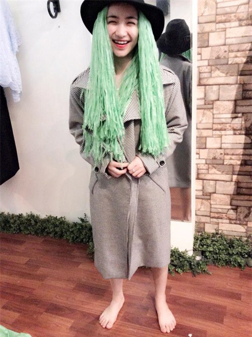 Hòa Minzy điên rồ với bộ trang phục không hợp với mình một chút nào.