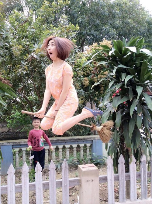 Trên trang cá nhân của mình, những hình ảnh điên rồ của cô ca sĩ này hoàn toàn không khó để tìm thấy.