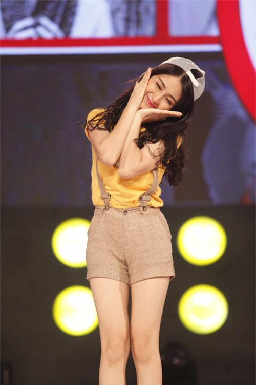 Chuyện tình giữa Hòa Minzy và Công Phượng thu hút sự quan tâm của nhiều người hâm mộ suốt thời gian qua... song song đó những hình ảnh điên rồ của ca sĩ này cũng khiến nhiều người phải giật mình.