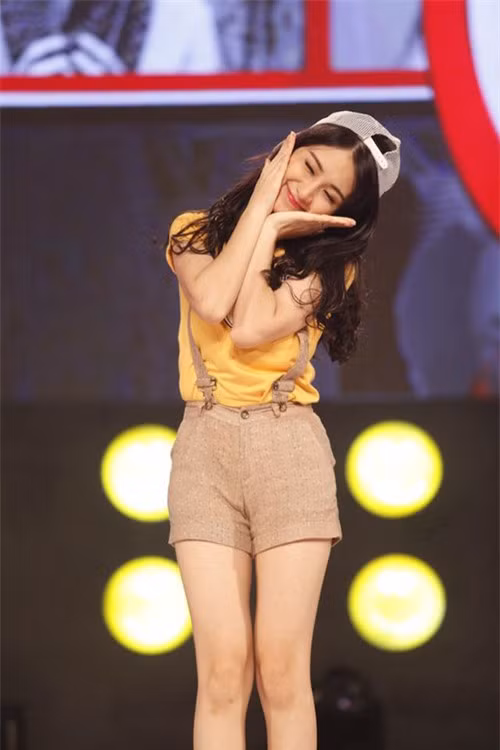 Chuyện tình giữa Hòa Minzy và Công Phượng thu hút sự quan tâm của nhiều người hâm mộ suốt thời gian qua... song song đó những hình ảnh điên rồ của ca sĩ này cũng khiến nhiều người phải giật mình.