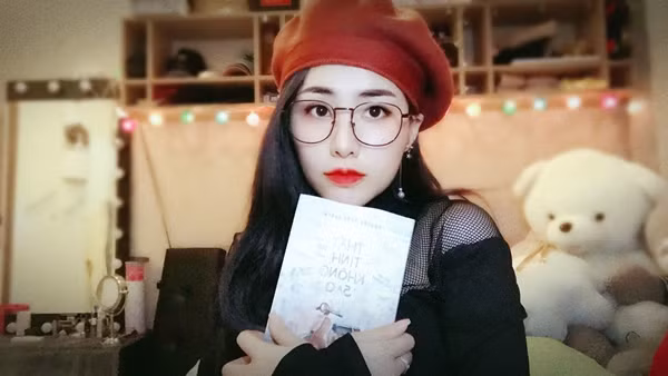 Được biết, Mỹ Duyên không phải là người miền Nam. Cô bạn hot girl 9X này sinh ra ở miền Bắc và đã vào Sài Gòn sống được 8 năm. Từ khi làm ứng dụng livestream Mỹ Duyên bắt đầu tập giao tiếp với mọi người bằng giọng Nam để hòa nhập.