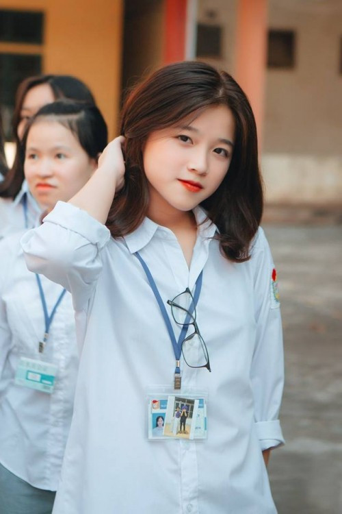 Sau khi xuất hiện trên mạng, nhiều dân mạng còn cho rằng, Khánh Ly có nét gì đó rất giống với hot teen đình đám hiện nay là Linh Ka.