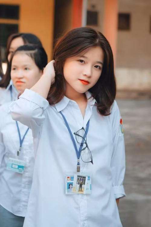 Sau khi xuất hiện trên mạng, nhiều dân mạng còn cho rằng, Khánh Ly có nét gì đó rất giống với hot teen đình đám hiện nay là Linh Ka.