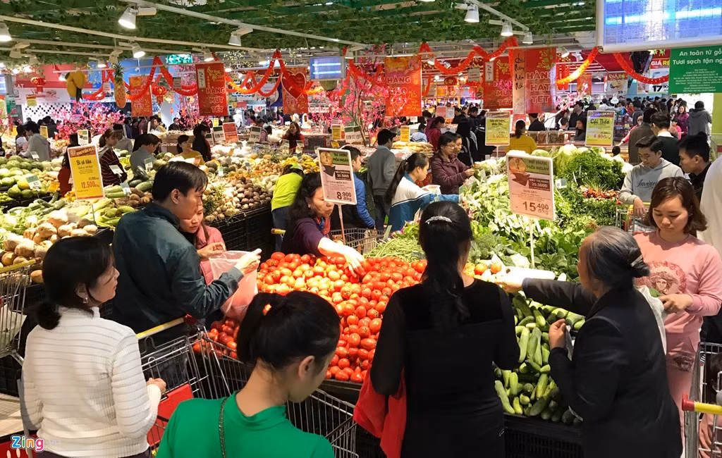 Bước vào siêu thị, nhiều người có cảm giác không khí Tết Đinh Dậu như đã cận kề khi khắp nơi treo đồ trang trí, các chính sách khuyến mãi được trưng ra.