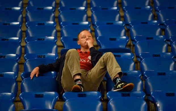 Những ánh mắt thất thần, đỏ hoe và nỗi buồn xâm chiếm, các cổ động viên Liverpool có lẽ đều đã trải qua cung bậc cảm xúc ấy trong đêm St Jakob-Park.