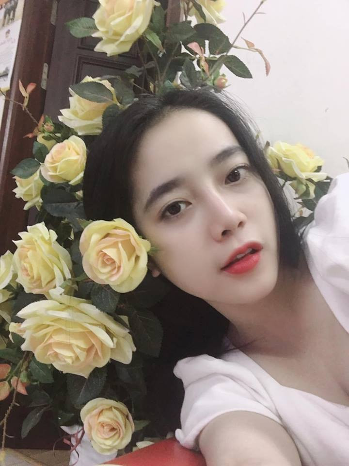 Cụ thể, nữ sinh 9X ĐH Văn hóa Nghệ thuật Quân đội này cho biết: "Bức ảnh đó em chụp mới đây trong một lần đi biểu diễn ở Bộ Quốc phòng. Em chụp một bức selfie để làm kỷ niệm cho lần biểu diễn đó rồi đăng lên facebook cá nhân. Ai ngờ tấm hình lại được dân mạng chú ý và chia sẻ đi nhiều như thế. Em cảm thấy rất vui khi nhận được nhiều lời khen ngợi như vậy. Mọi chuyện thật sự rất bất ngờ".