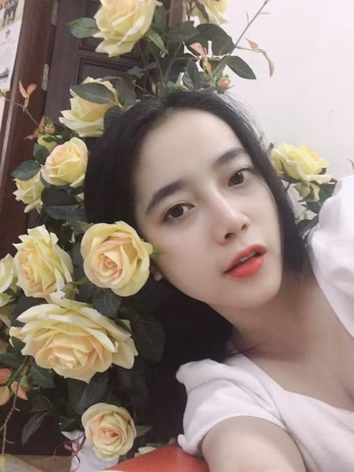 Cụ thể, nữ sinh 9X ĐH Văn hóa Nghệ thuật Quân đội này cho biết: "Bức ảnh đó em chụp mới đây trong một lần đi biểu diễn ở Bộ Quốc phòng. Em chụp một bức selfie để làm kỷ niệm cho lần biểu diễn đó rồi đăng lên facebook cá nhân. Ai ngờ tấm hình lại được dân mạng chú ý và chia sẻ đi nhiều như thế. Em cảm thấy rất vui khi nhận được nhiều lời khen ngợi như vậy. Mọi chuyện thật sự rất bất ngờ".