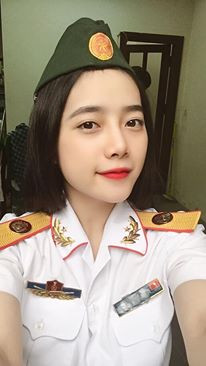 Mới đây, bức hình một cô gái chụp ảnh selfie trong bộ quân phục được chia sẻ nhiều trên mạng xã hội. Cô gái sở hữu nét xinh xắn, nhẹ nhàng.