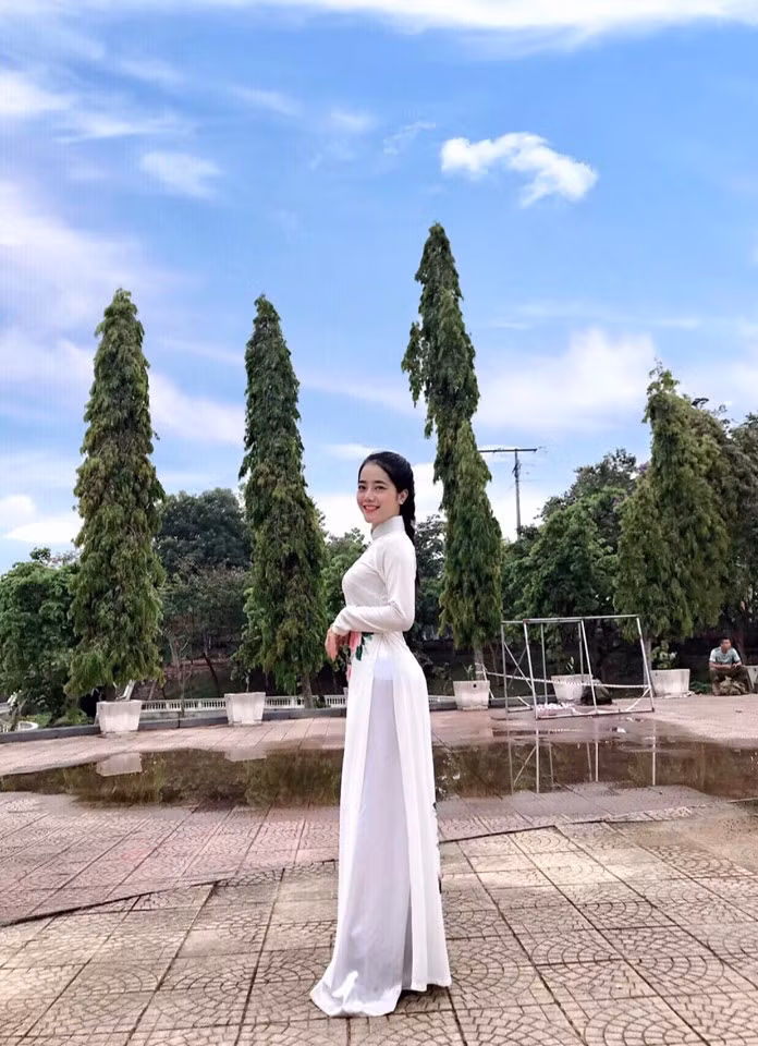 Chia sẻ về bản thân mình, Hồng Hạnh cho biết niềm đam mê âm nhạc từ nhỏ à lí do lớn nhất thúc đẩy cô trở thành nữ sinh ĐH Văn hóa Nghệ thuật Quân đội.