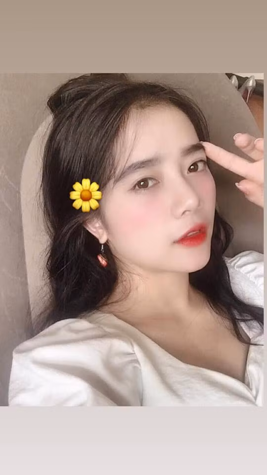 Sau khi bức ảnh Hồng Hạnh mặc quân phục được chia sẻ rộng rãi trên MXH, cô nàng này tỏ ra vô cùng bất ngờ và không quên cám ơn khi mọi người đã chú ý tới mình.