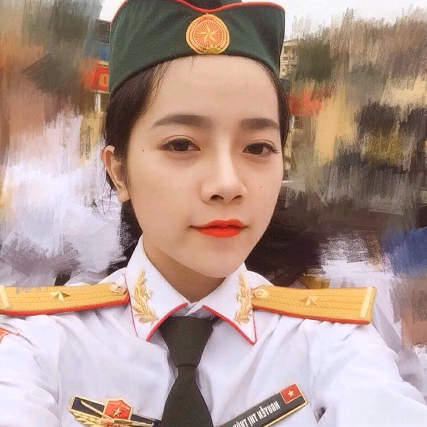 Chính việc mặc quân phục trên người cô gái này lại càng có những nét thu hút riêng khiến nhiều người chú ý.