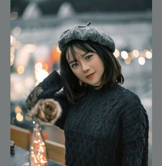 Ngoài thời gian đi học, Hồng Hạnh cũng bắt đầu đi diễn để rèn luyện cũng như giúp bản thân có thêm kinh nghiệm nhiều hơn. Đó cũng là một cách giúp cô có thêm một nguồn thu nhập.