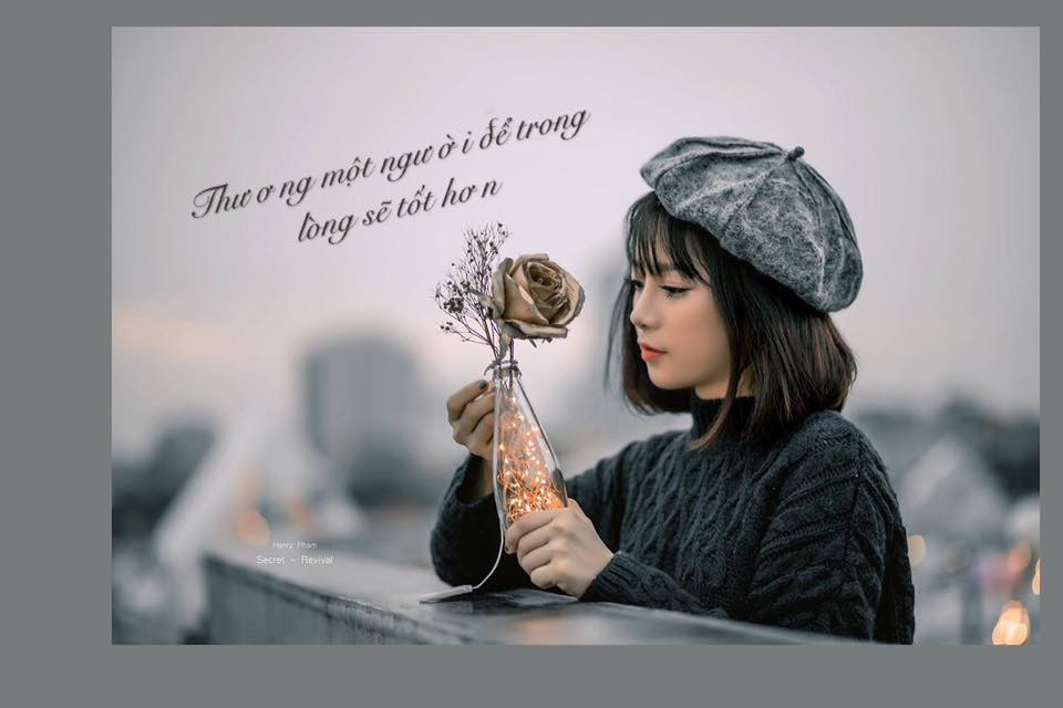 Theo tìm hiểu của CĐM, cô gái xinh đẹp khoác lên mình bộ quân phục khiến dân mạng mê đắm có tên Hồng Hạnh, sinh năm 1998 ở Nghệ An và hiện đang học ở khoa thanh nhạc trường ĐH Văn hóa Nghệ thuật Quân đội.