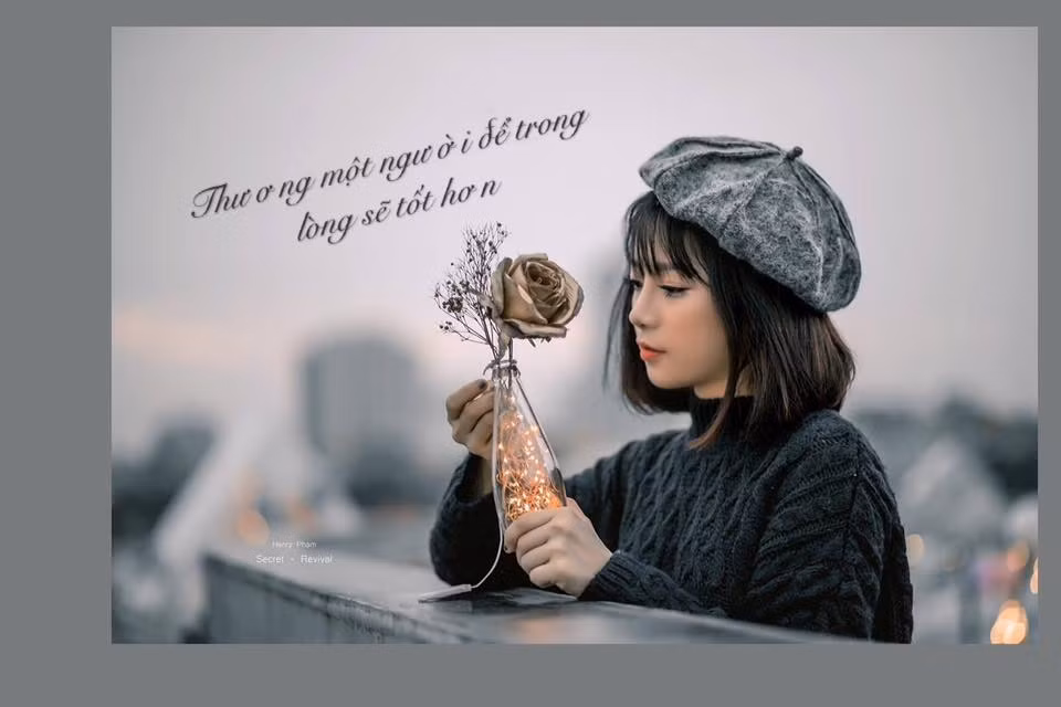 Theo tìm hiểu của CĐM, cô gái xinh đẹp khoác lên mình bộ quân phục khiến dân mạng mê đắm có tên Hồng Hạnh, sinh năm 1998 ở Nghệ An và hiện đang học ở khoa thanh nhạc trường ĐH Văn hóa Nghệ thuật Quân đội.