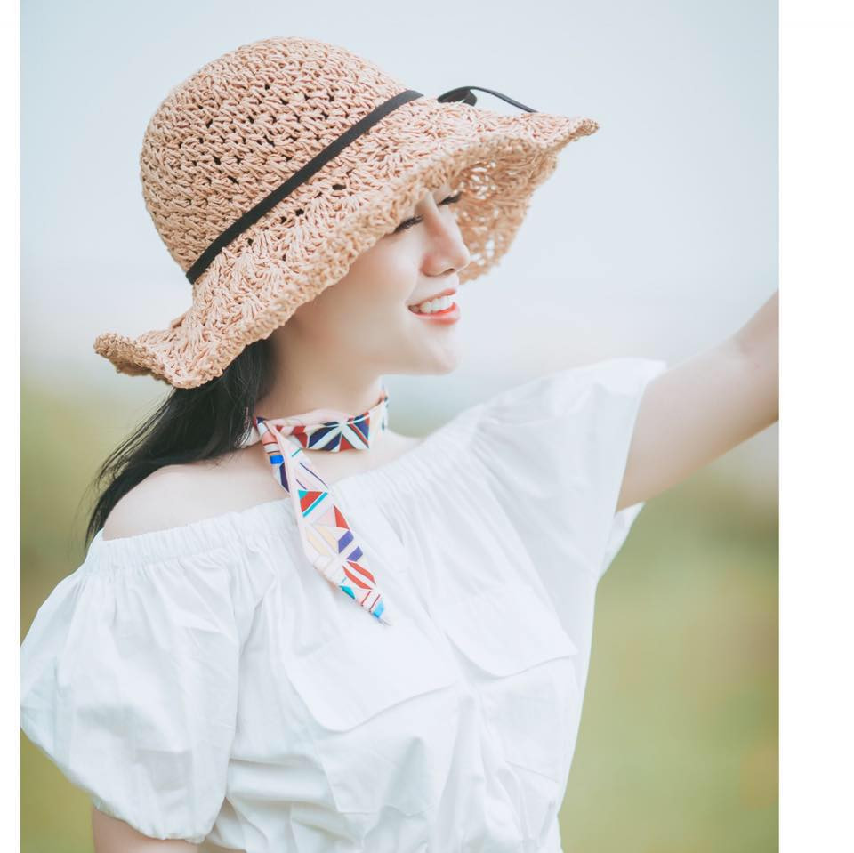 Nhận xét riêng về chất giọng của mình, Hồng Hạnh cho biết rằng: "Nhìn bề ngoài đa số mọi người sẽ nghĩ em theo dòng nhạc nhẹ nhưng mỗi khi em cất giọng hát thì nhiều người thấy bất ngờ. Em cũng cảm thấy hạnh phúc khi nhận về được kha khá lời khen ngợi về giọng hát".