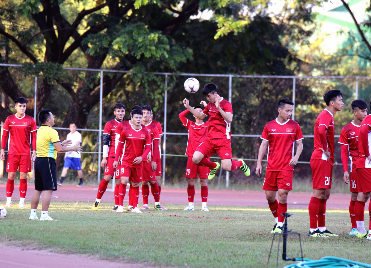Ngày mùng 7/11, ĐT Việt Nam sẽ có buổi tập cuối cùng trước khi ra quân chính thức tại AFF Cup 2018 với đội chủ nhà Lào vào lúc 19h00 ngày 8/11. Ảnh: Nhật Đoàn từ Vientiane