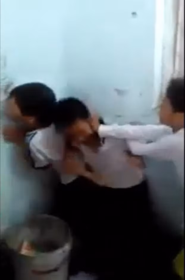 Cùng với đó là những sự ức hiếp, lấy thước kẻ đánh vào đầu, dồn vào chân tường của các bạn nam khác.