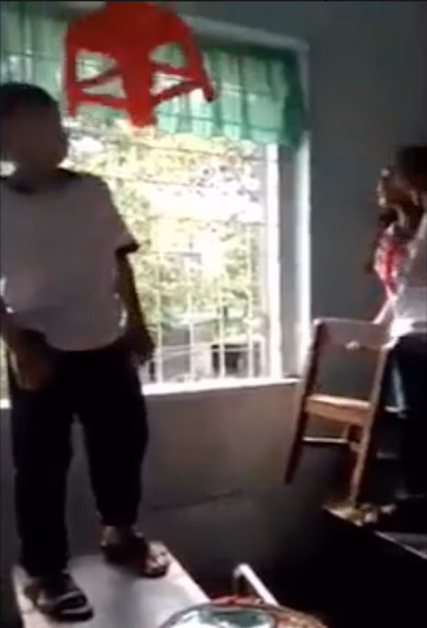 A day roi: Nu sinh “dau gau” danh ban trai cung lop ta toi