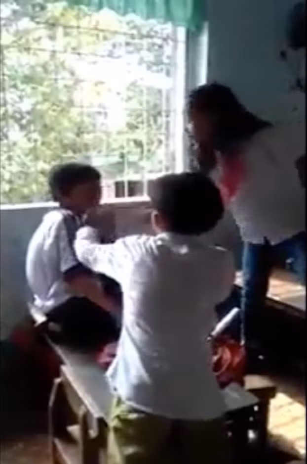 Trong khi những học sinh đứng ngoài khuyên nữ sinh đầu gấu này dừng tay thì cô đã đáp lại rõng rạc rằng: "Thằng nào kêu tao bỏ tao đánh hết" rồi dùng một chiếc ghế nhựa ném thật mạnh vào mặt nam sinh bị đánh.