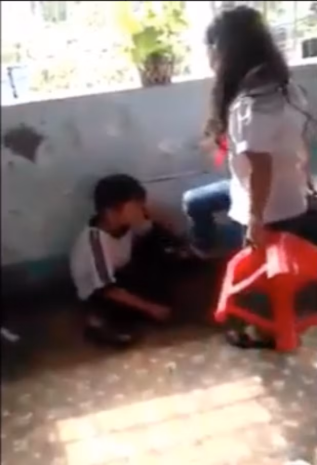 Không dừng lại ở đó, cậu bạn trai vẫn liên tiếp phải hứng chịu rất nhiều lời nói khó nghe từ phía cô bạn cùng lớp.