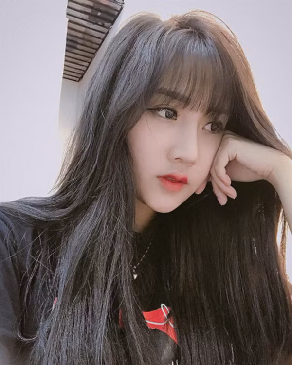 Trần Linh Hương sinh năm 1997, hiện đang là nữ sinh trường ĐH Nội vụ (Hà Nội). Cô bạn này được nhiều người chú ý khi xuất hiện cực xinh đẹp trong đoạn clip "vịt hóa thiên nga" được đăng tải trên trang cá nhân.