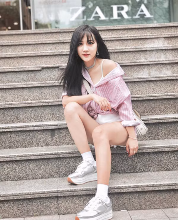 Sở hữu khuôn mặt đẹp, với những đường nét hoàn chỉnh như sống mũi cao, đôi môi chúm chím và khuôn mặt V.line cùng đôi mắt bồ câu, nữ sinh trường ĐH Nội vụ này đã gây bão trong cộng đồng mạng.